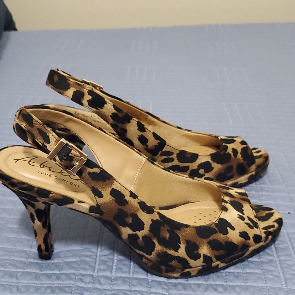 Shoe's - Picture 5 of 7